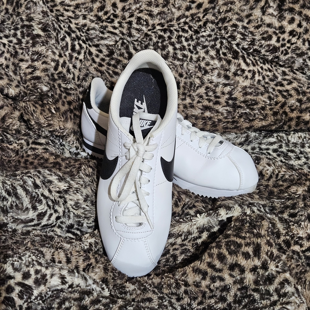 Nike Women's White and Black Sneakers